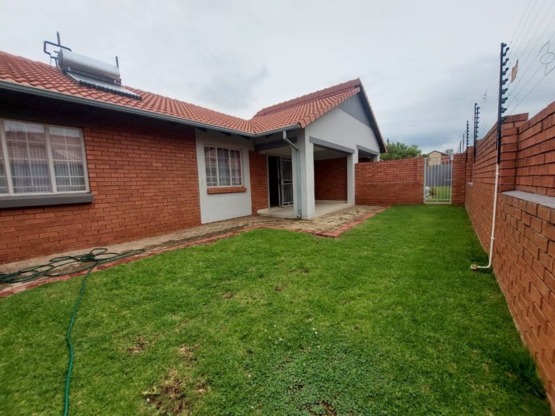 Townhouse To Rent in Monavoni - Photo 2