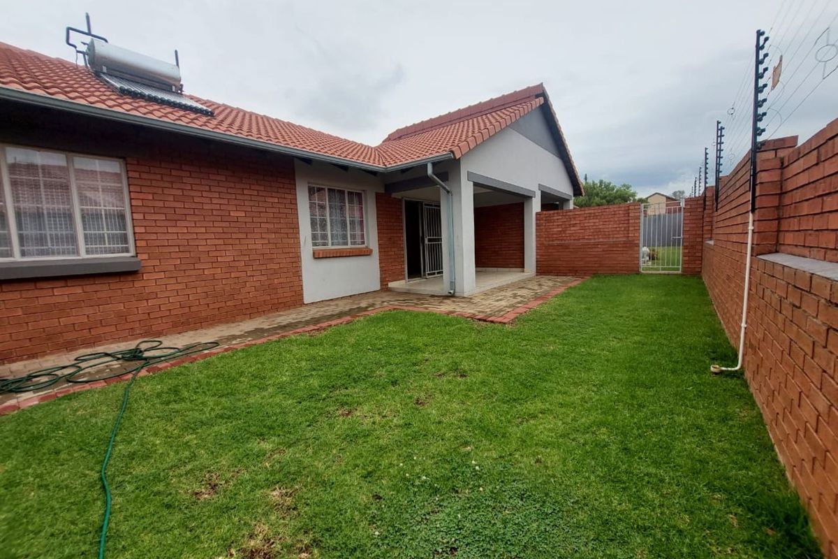 Townhouse To Rent in Monavoni - Photo 2