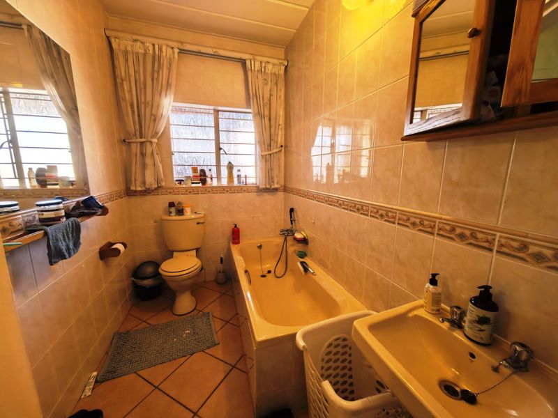 Apartment For Sale in Zwartkop - Photo 8