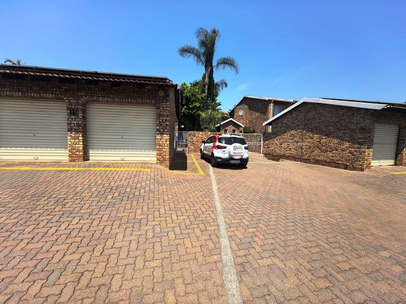 Apartment For Sale in Zwartkop - Photo 2