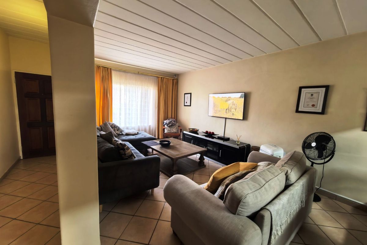 Apartment For Sale in Zwartkop - Photo 4