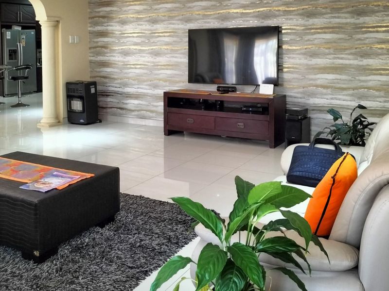 House For Sale in Sheffield Beach - Photo 2