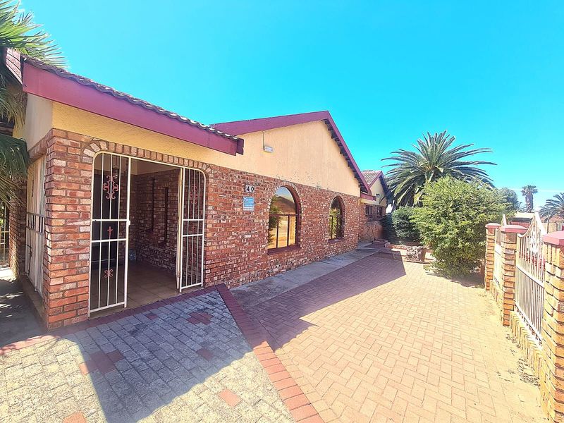 House For Sale in Royldene - Photo 2