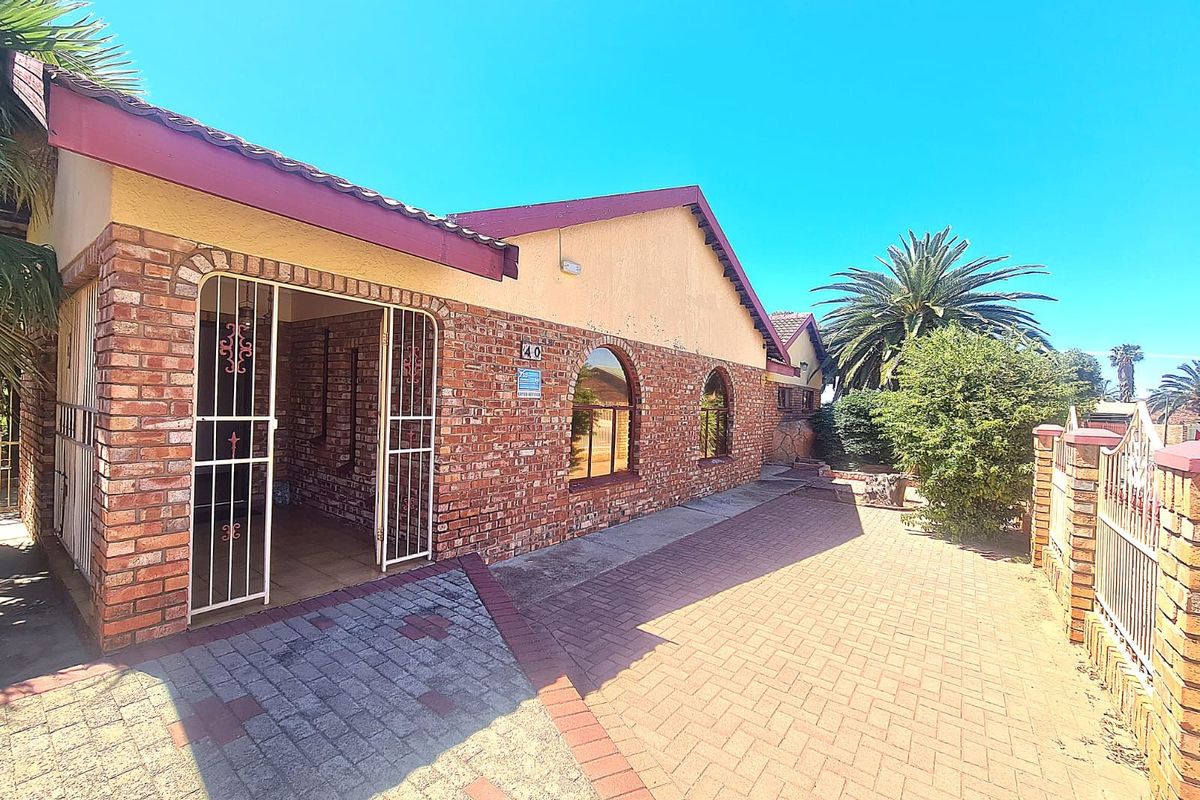 House For Sale in Royldene - Photo 2