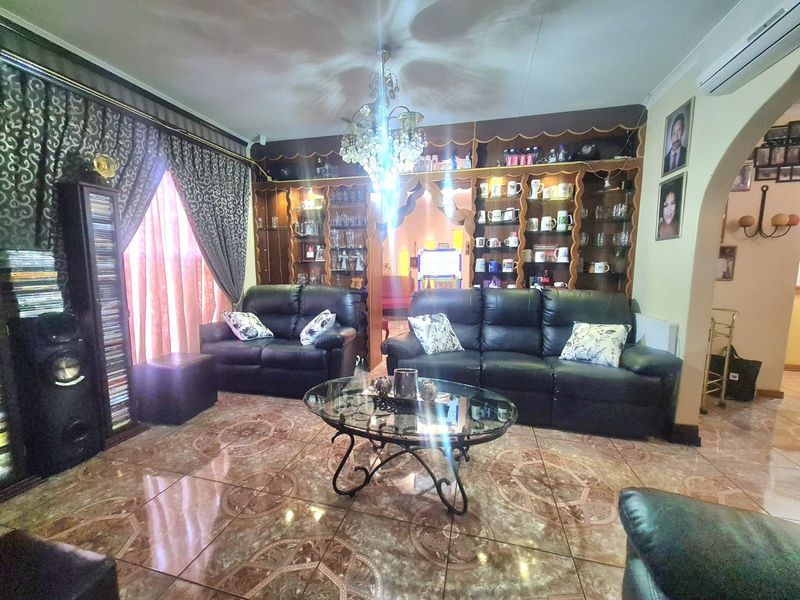 House For Sale in Royldene - Photo 4