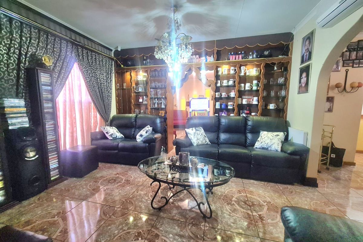 House For Sale in Royldene - Photo 4