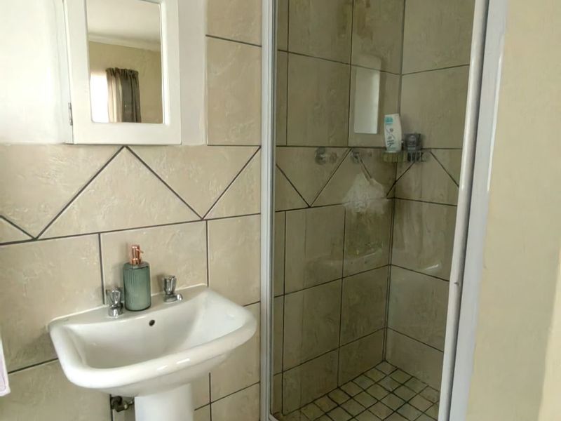 Townhouse For Sale in Clarina - Photo 6