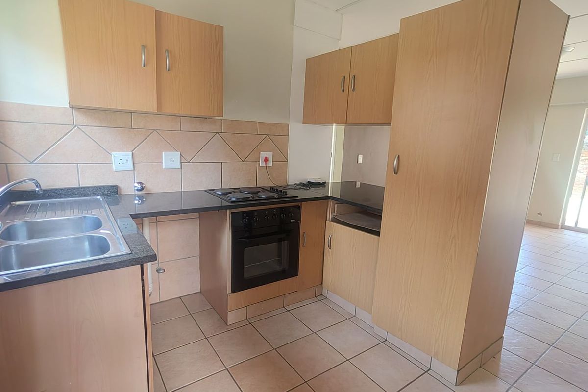 Townhouse For Sale in Clarina - Photo 3