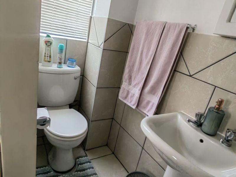 Townhouse For Sale in Clarina - Photo 5