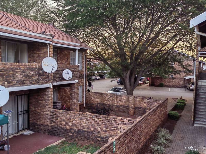 Townhouse For Sale in Clarina - Photo 2