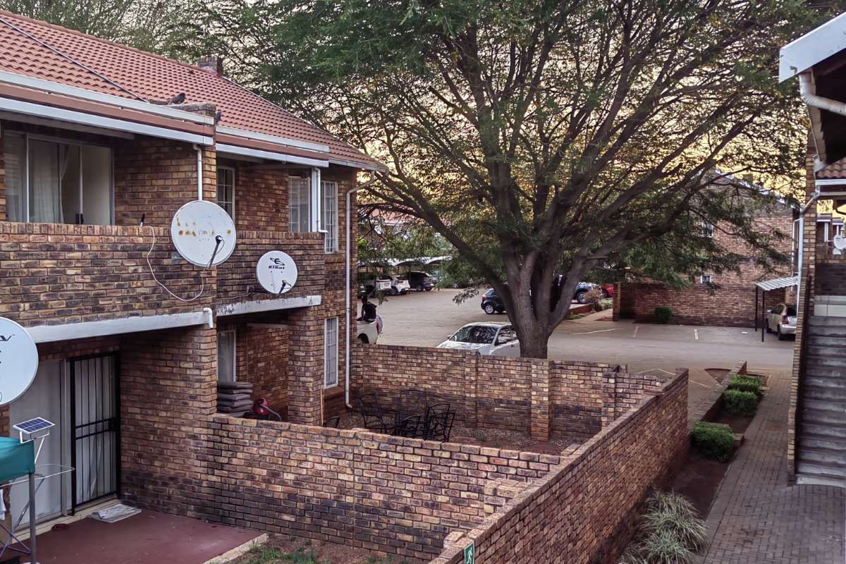 Townhouse For Sale in Clarina - Photo 2