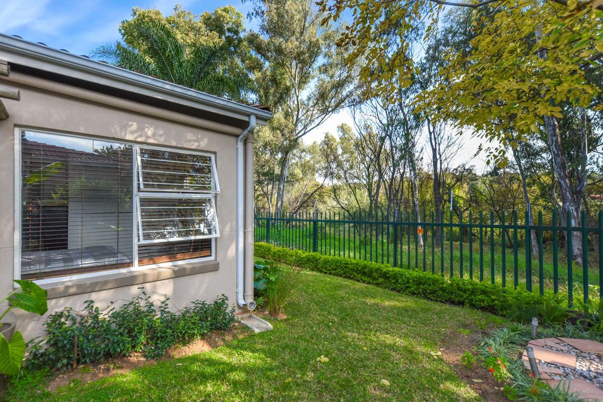 Townhouse For Sale in Douglasdale - Photo 4