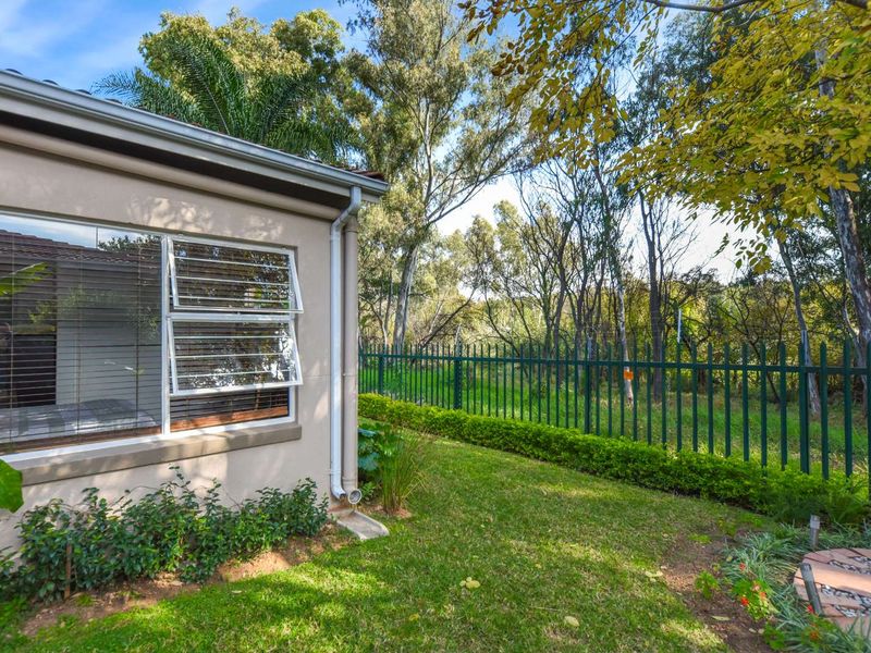 Townhouse For Sale in Douglasdale - Photo 4