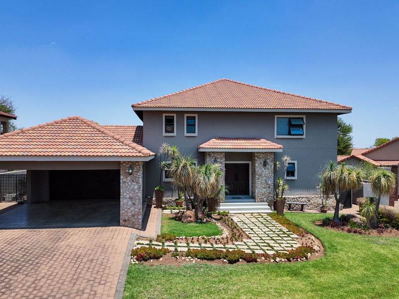 House For Sale in Pebble Rock Golf Village - Photo 2
