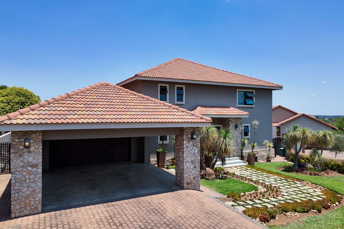 House For Sale in Pebble Rock Golf Village - Photo 3