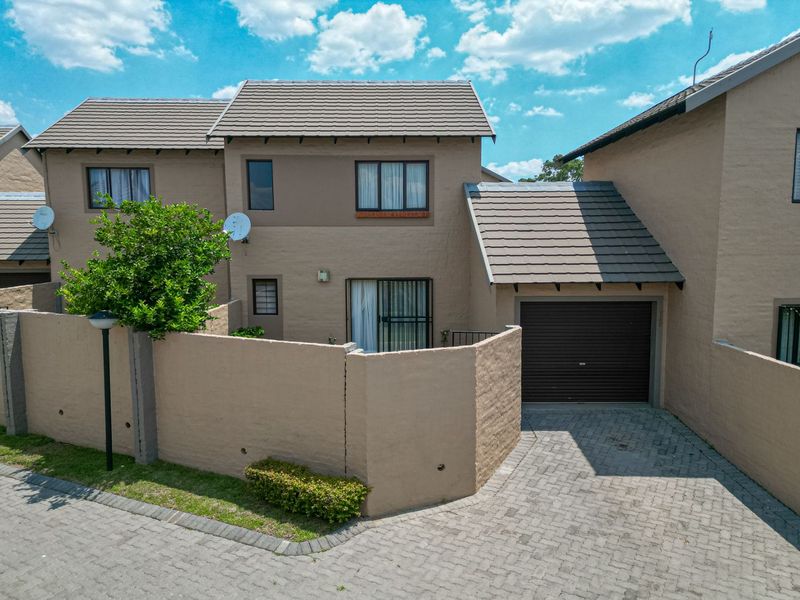 Townhouse For Sale in Summerset - Photo 4