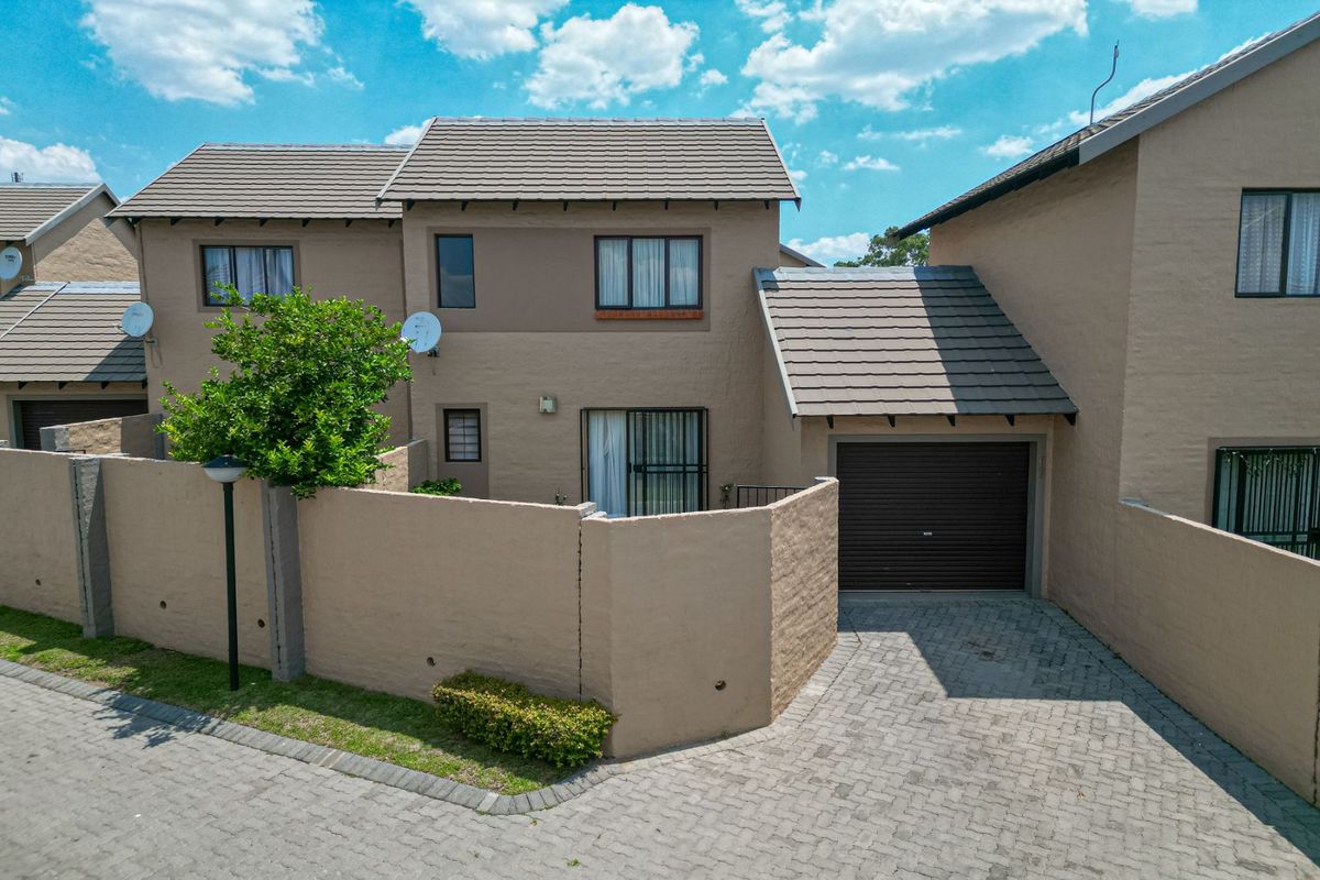 Townhouse For Sale in Summerset - Photo 4