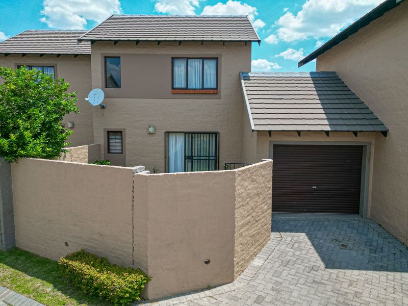 Townhouse For Sale in Summerset - Photo 5