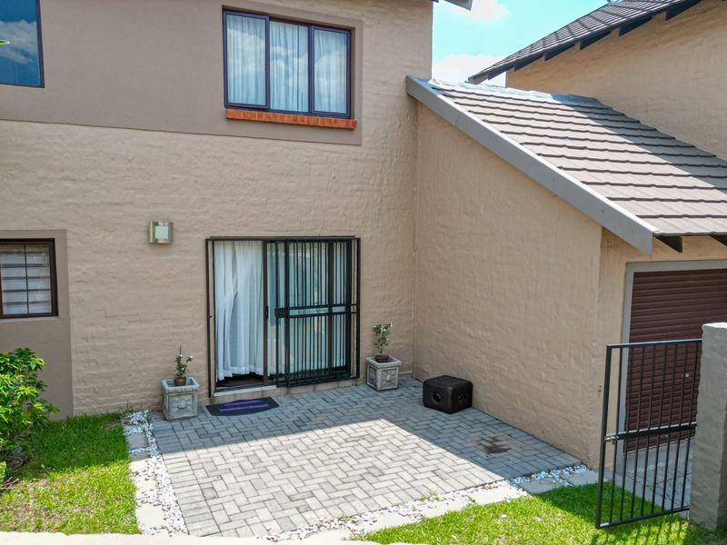 Townhouse For Sale in Summerset - Photo 2