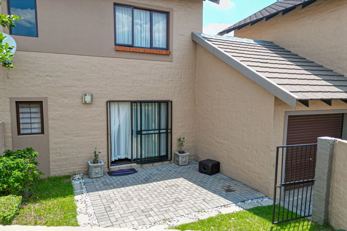 Townhouse For Sale in Summerset - Photo 2