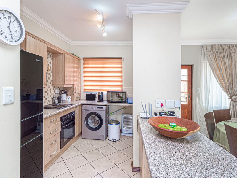 Townhouse For Sale in Summerset - Photo 8