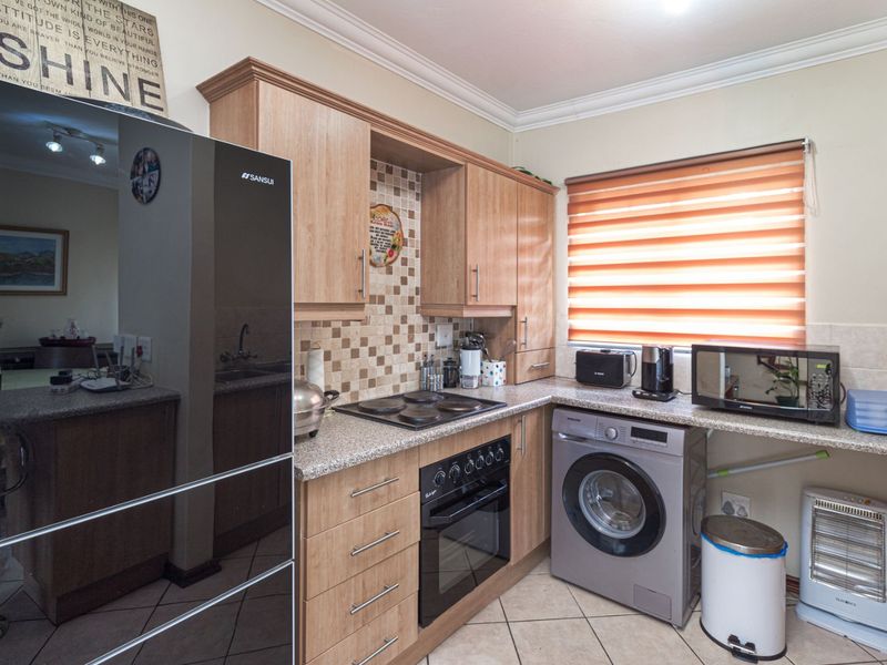 Townhouse For Sale in Summerset - Photo 7