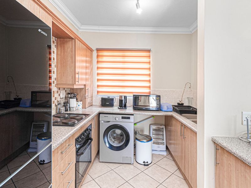 Townhouse For Sale in Summerset - Photo 6