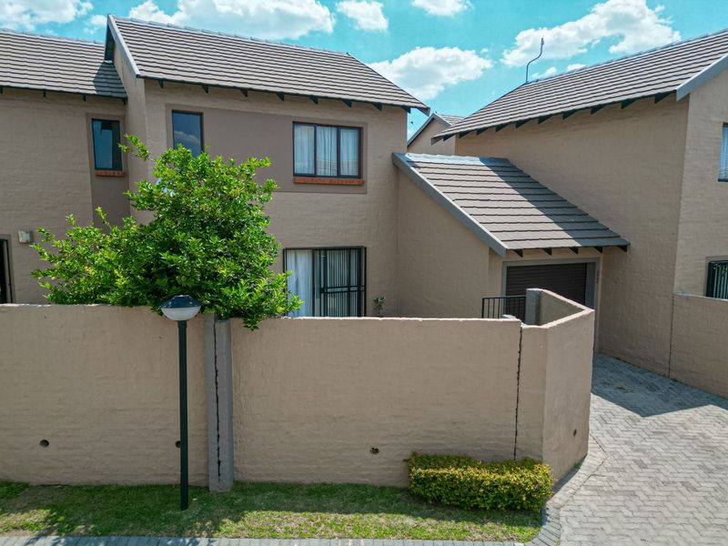Townhouse For Sale in Summerset - Photo 3