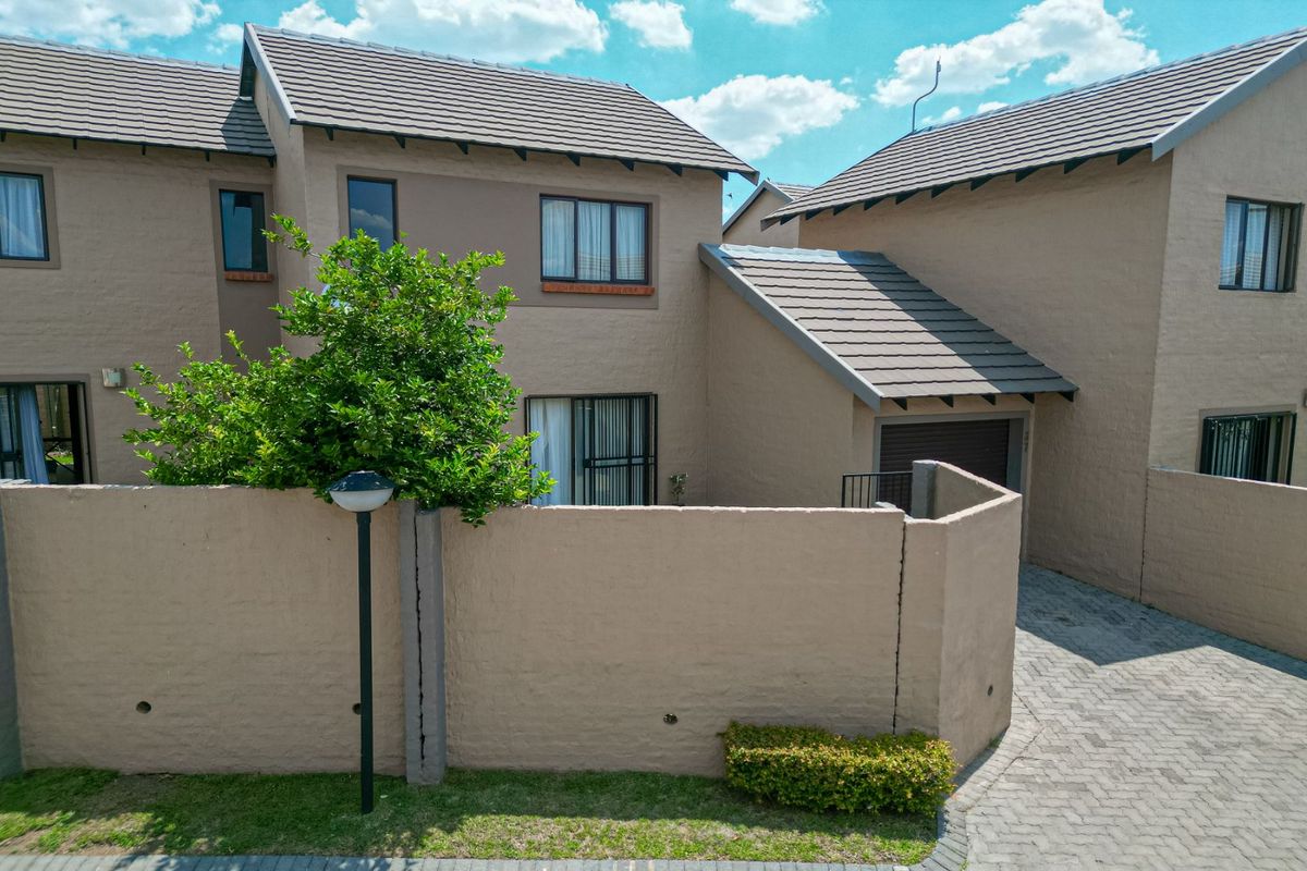 Townhouse For Sale in Summerset - Photo 3