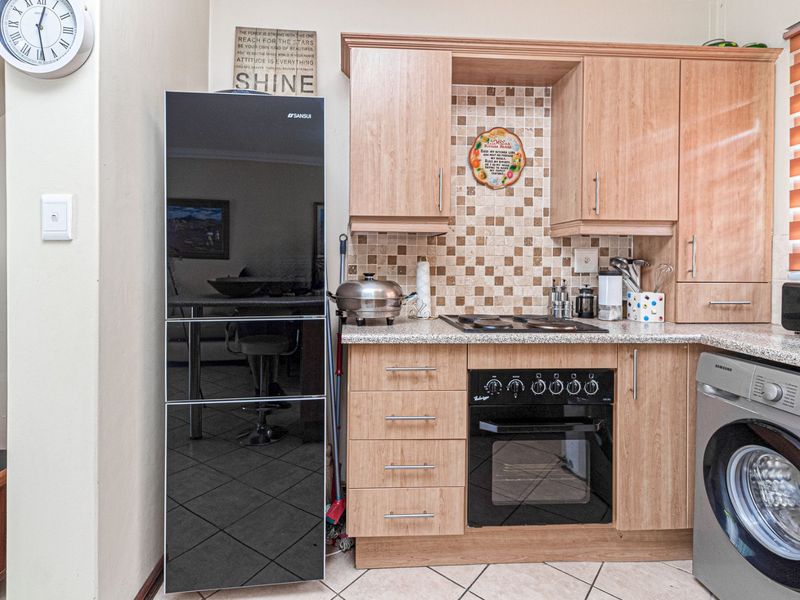 Townhouse For Sale in Summerset - Photo 10