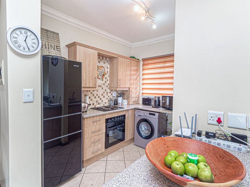 Townhouse For Sale in Summerset - Photo 9