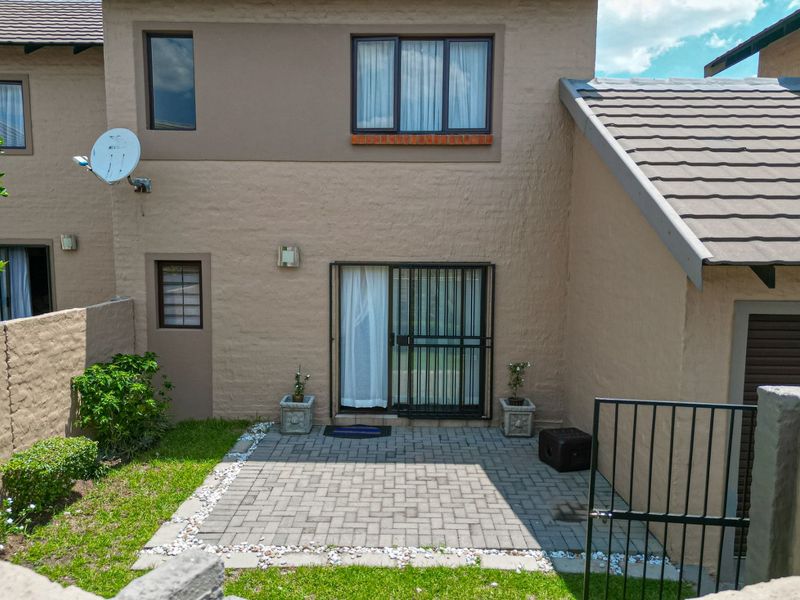 Townhouse For Sale in Summerset - Photo 1