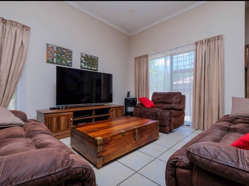 Townhouse For Sale in Ruimsig Country Estate - Photo 10