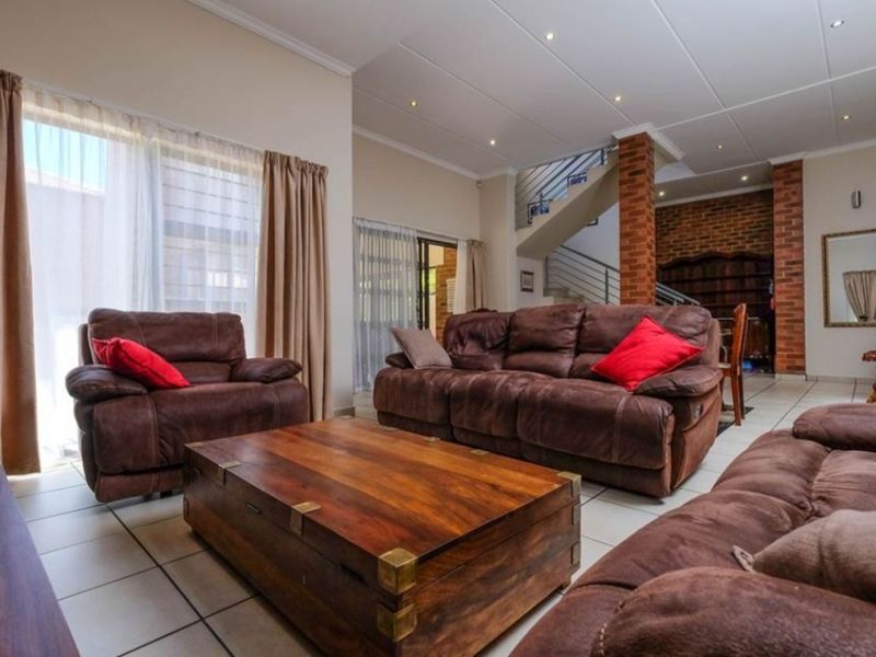 Townhouse For Sale in Ruimsig Country Estate - Photo 9