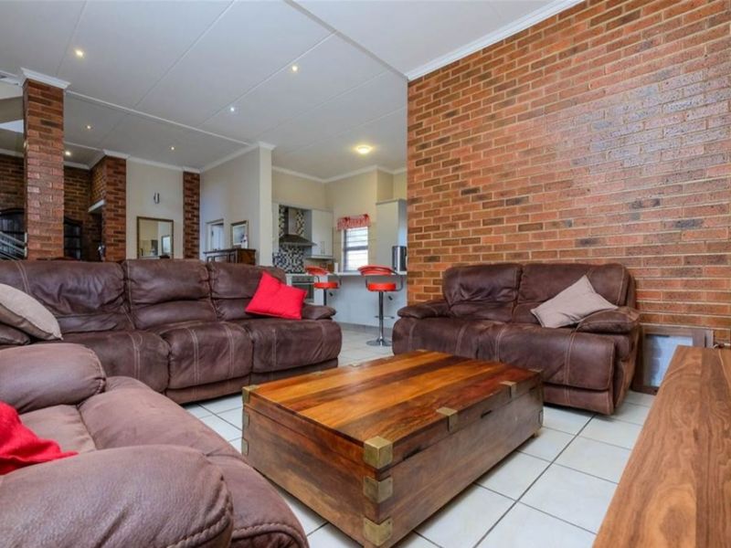 Townhouse For Sale in Ruimsig Country Estate - Photo 8