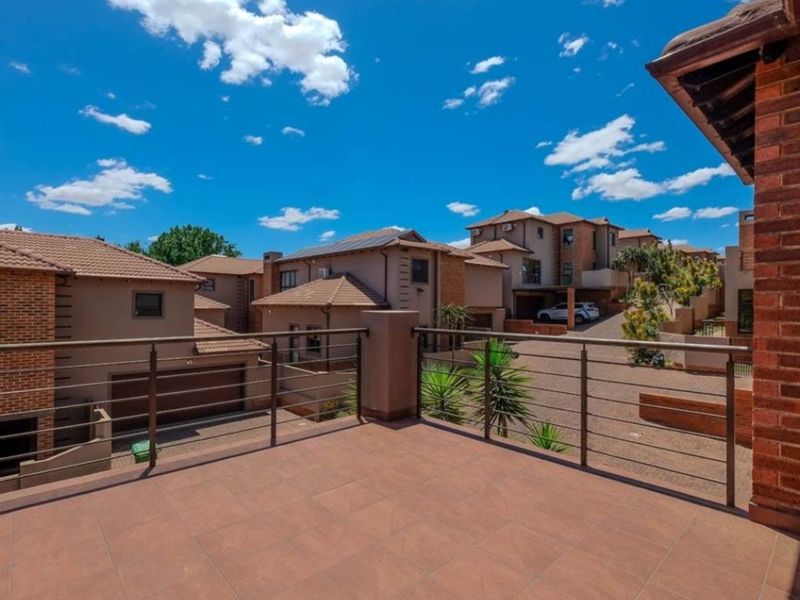 Townhouse For Sale in Ruimsig Country Estate - Photo 4