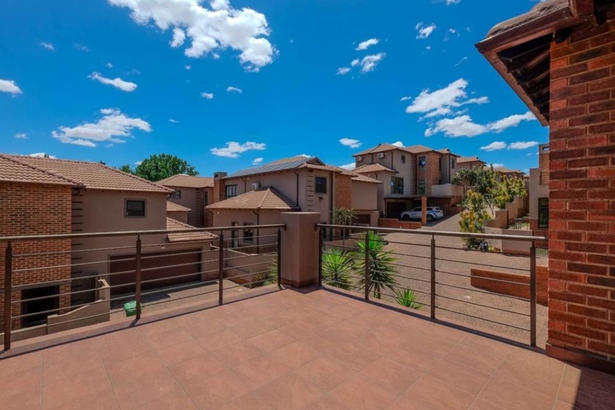 Townhouse For Sale in Ruimsig Country Estate - Photo 4