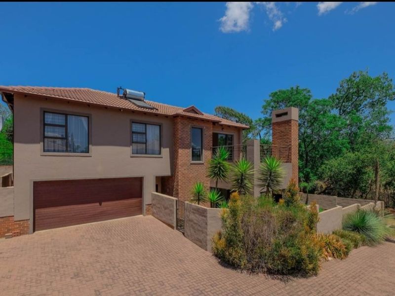Townhouse For Sale in Ruimsig Country Estate - Photo 2