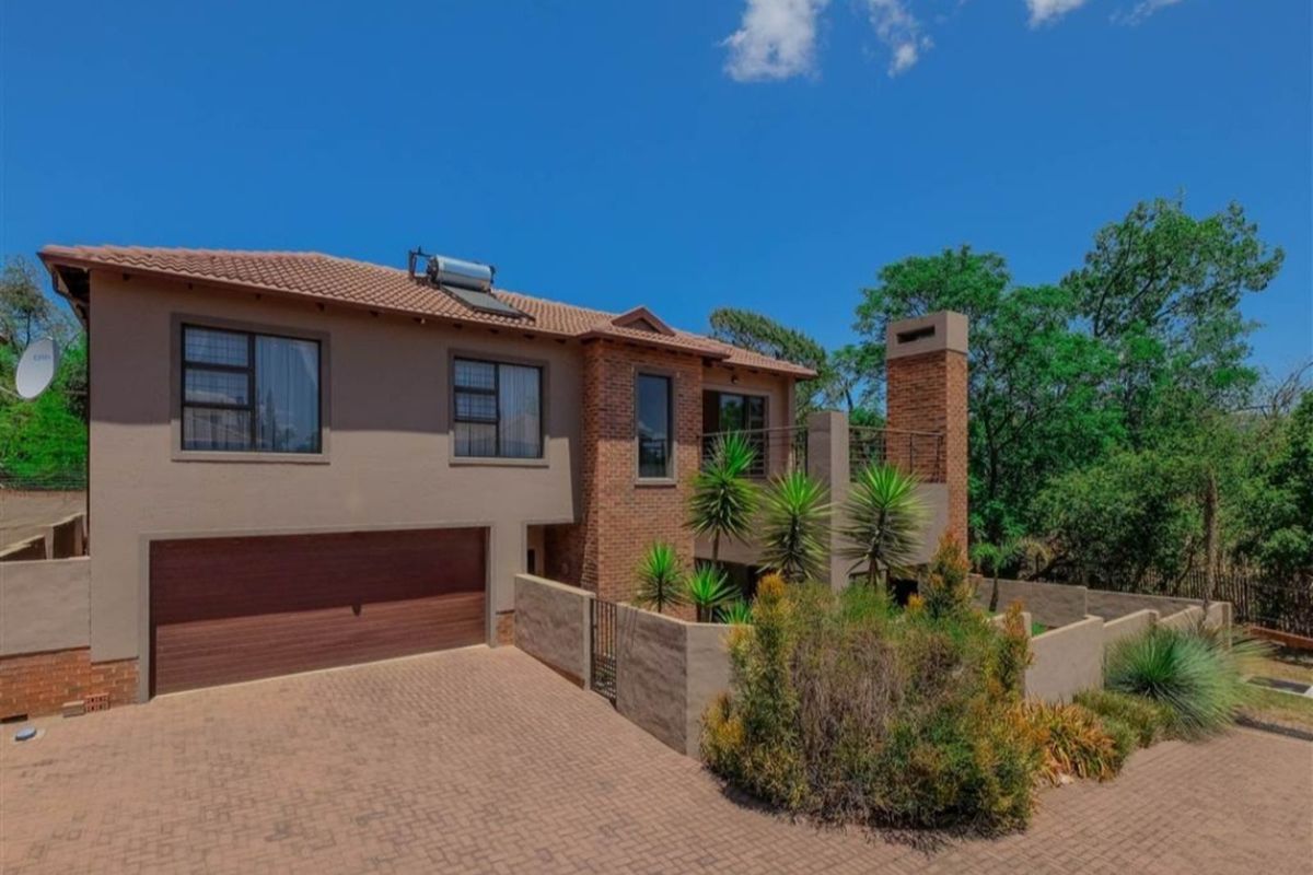 Townhouse For Sale in Ruimsig Country Estate - Photo 2