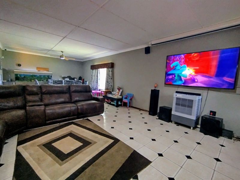 House For Sale in Ventersdorp Central - Photo 2