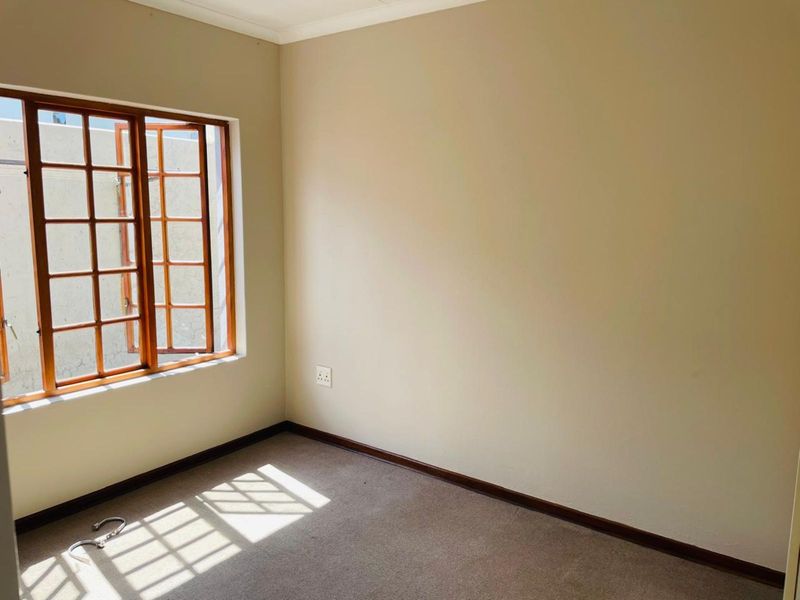 House For Sale in Summerset - Photo 10