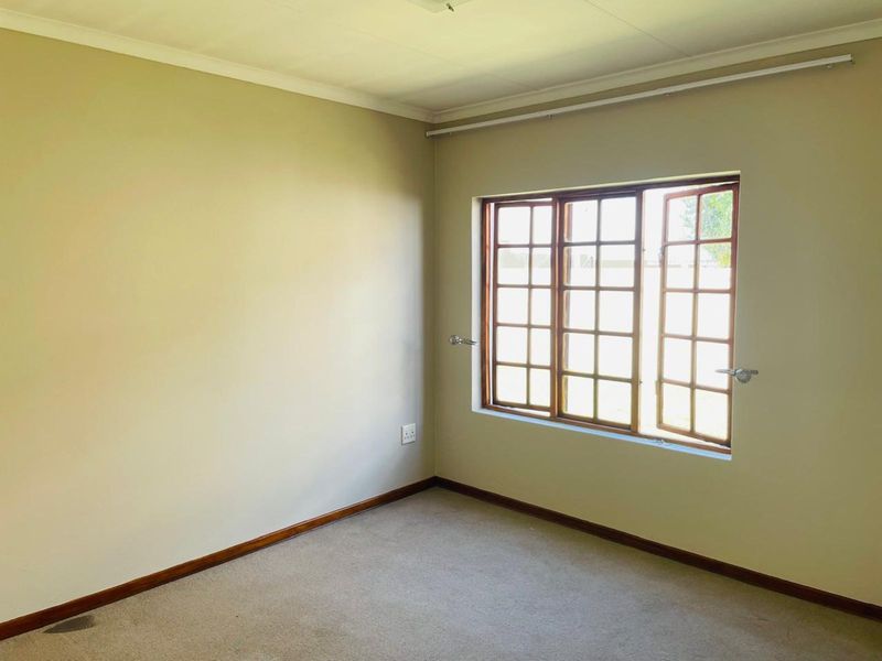 House For Sale in Summerset - Photo 9