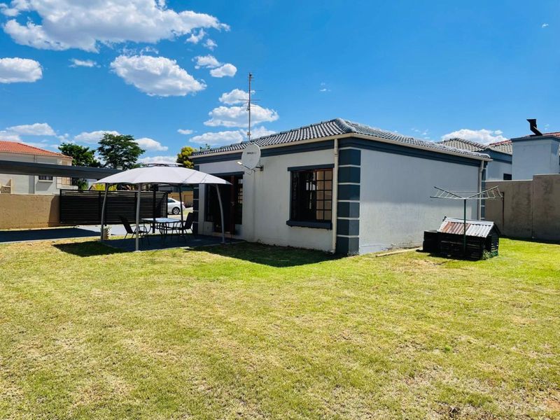 House For Sale in Summerset - Photo 3