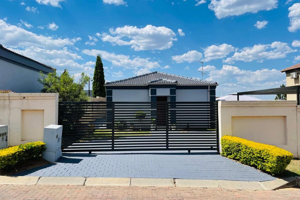 House For Sale in Summerset - Photo 2