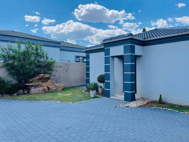 House For Sale in Summerset - Photo 5