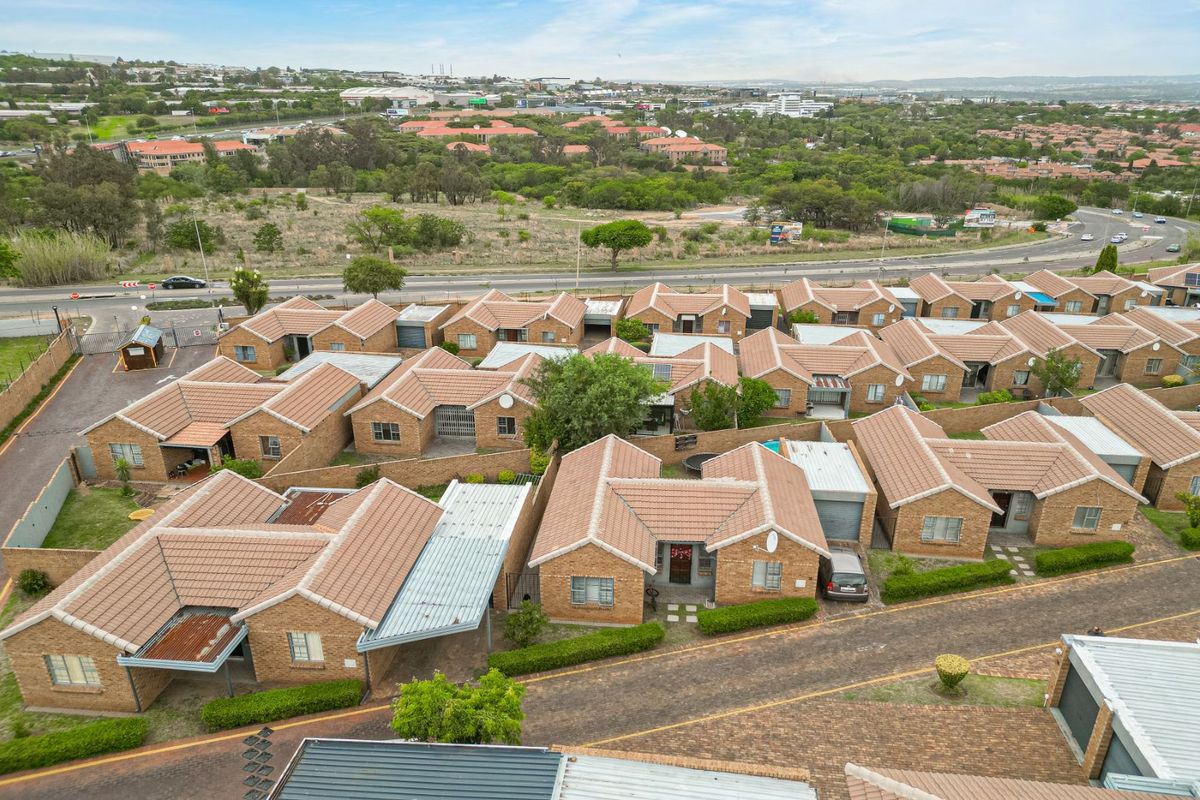 Townhouse For Sale in Halfway Gardens - Photo 5