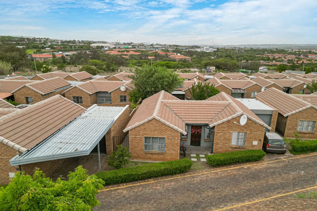 Townhouse For Sale in Halfway Gardens - Photo 2