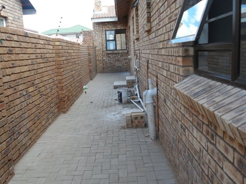 House For Sale in New Park - Photo 2