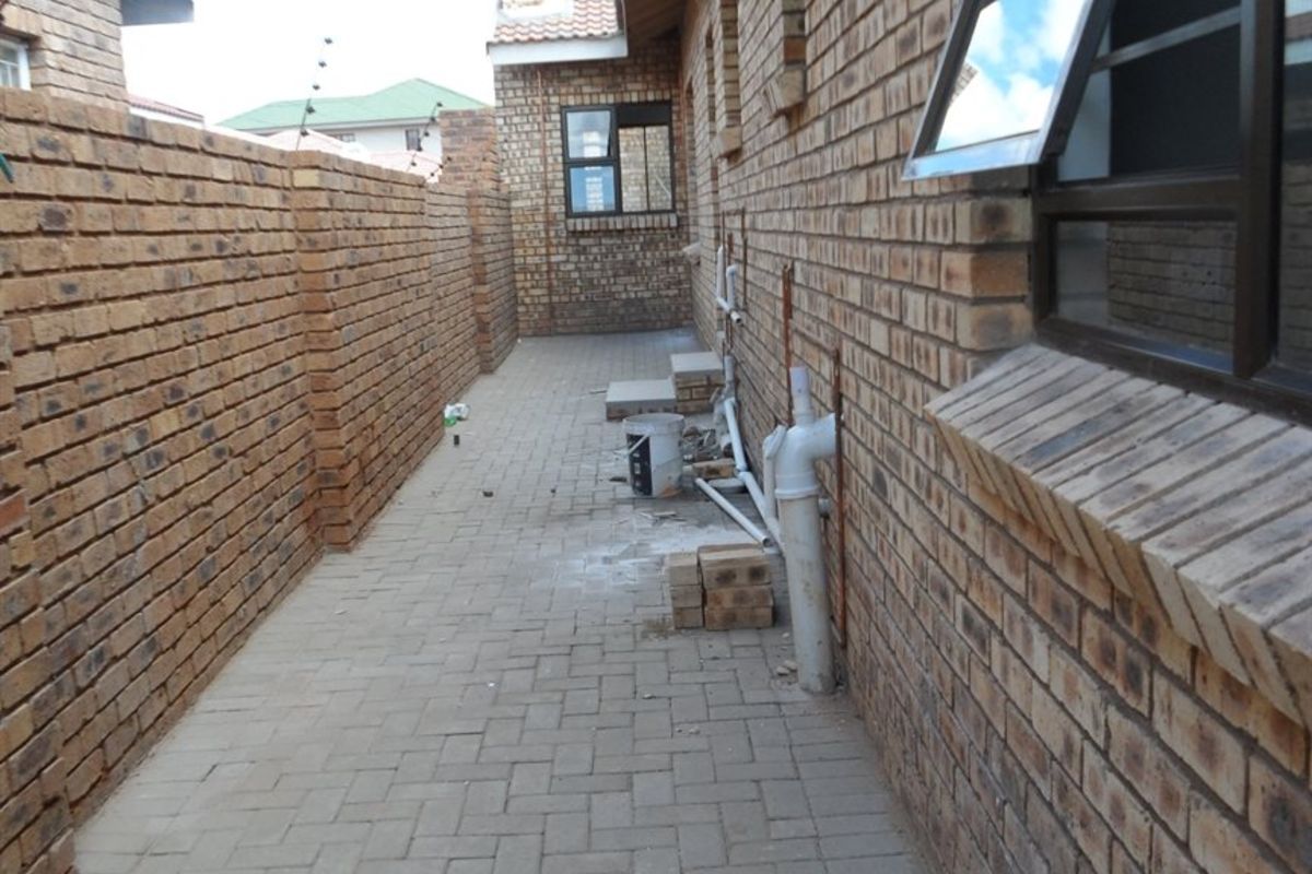 House For Sale in New Park - Photo 2