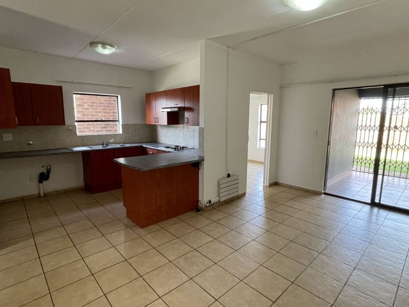 Townhouse For Sale in Bonaero Park - Photo 8